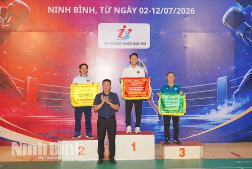Đại diện Cục Thể dục thể thao Việt Nam trao Cờ toàn đoàn cho các đơn vị đạt thành tích xuất sắc ở nội dung nam lứa tuổi 13-14.