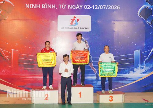 Lãnh đạo Sở Văn hóa và Thể thao tỉnh Ninh Bình trao Cờ toàn đoàn cho các đơn vị đạt thành tích xuất sắc ở nội dung nữ lứa tuổi 13-14.