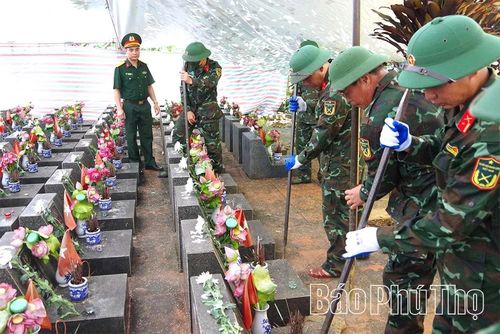 Cán bộ, chiến sĩ Kho K5 tổ chức dâng hương và khai quật phần mộ liệt sĩ phục vụ giám định ADN tại Nghĩa trang liệt sĩ xã Đan Thượng.