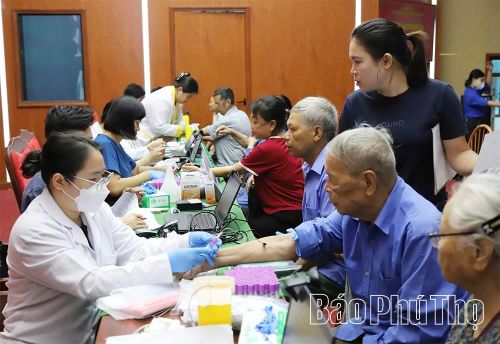 Lực lượng chức năng triển khai việc xác định danh tính hài cốt liệt sĩ thông qua lấy mẫu sinh phẩm thân nhân liệt sĩ tại xã Phù Ninh.