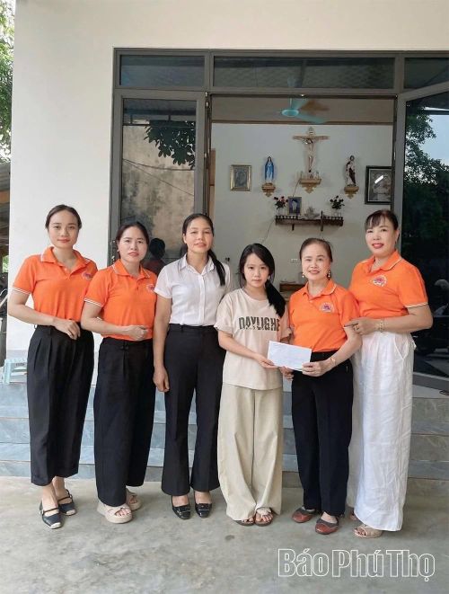 Chi hội nữ doanh nhân Sông Đà trao quà cho cháu Ngọc Bích là con đỡ đầu của chi hội.