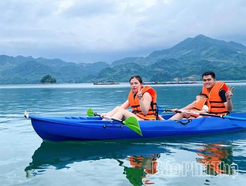 Du khách khám phá hoạt động thể thao dưới nước trên vịnh Hiền Lương - xã Đà Bắc.