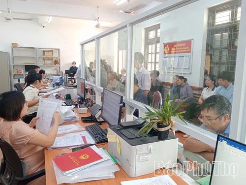 Cán bộ Trung tâm Phục vụ hành chính công xã Tề Lỗ hướng dẫn người dân thực hiện thủ tục hành chính trên môi trường số.