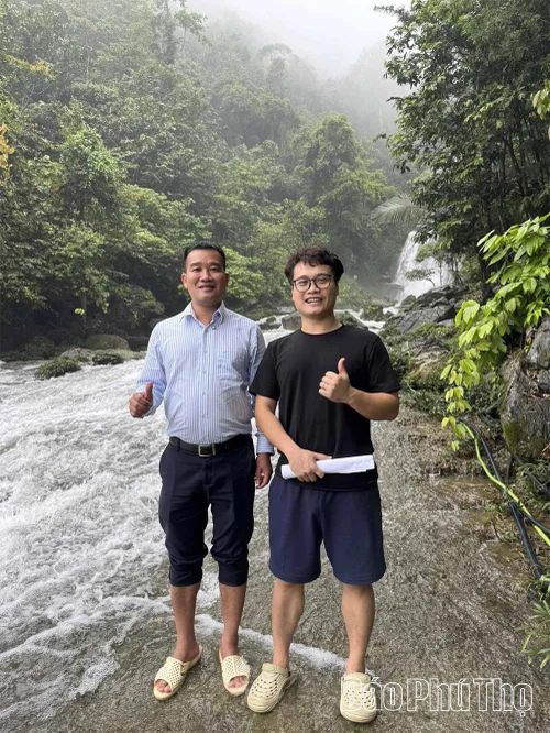 Bí thư Đảng ủy xã Vân Sơn lội suối giới thiệu về địa phương.