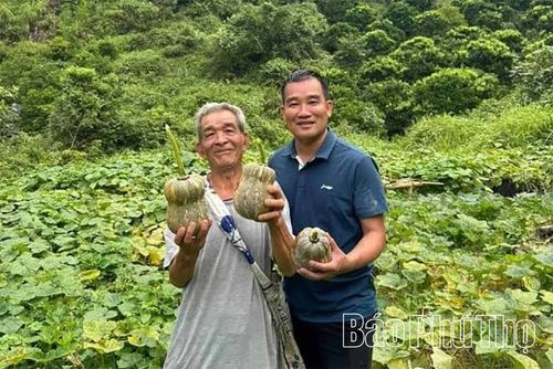 Bí thư Đảng ủy xã Vân Sơn Nguyễn Duy Tư làm truyền thông để quảng bá du lịch cho địa phương.