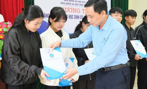 Trao tặng thẻ bảo hiểm y tế cho học sinh có hoàn cảnh khó khăn trên địa bàn tỉnh - Ảnh: M.H