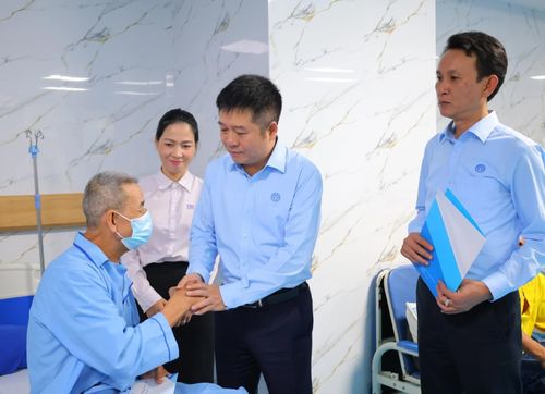 Lãnh đạo Bảo hiểm xã hội tỉnh thăm hỏi, động viên bệnh nhân có hoàn cảnh khó khăn đang điều trị nội trú tại các cơ sở y tế - Ảnh: M.H