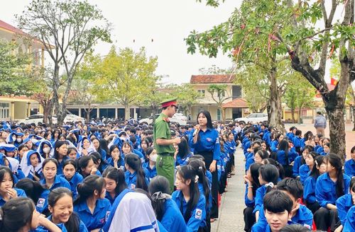 Công an xã Phú Trạch tổ chức tuyên truyền, phổ biến pháp luật cho học sinh Trường THPT Quang Trung - Ảnh: P.P