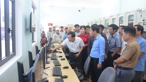 Đồng chí Nguyễn Văn Phương, Bí thư Tỉnh ủy tham quan khu vực vận hành của Nhà máy điện gió Tân Hợp - Ảnh: Đ.V