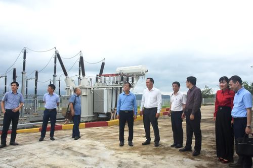 Đồng chí Nguyễn Văn Phương, Bí thư Tỉnh ủy khảo sát thực địa tại Nhà máy điện gió AMACCAO - Ảnh: Đ.V
