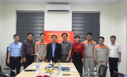 Đồng chí Nguyễn Văn Phương, Bí thư Tỉnh ủy chụp hình lưu niệm với cán bộ, nhân viên Nhà máy điện gió Hướng Tân - Ảnh: Đ.V
