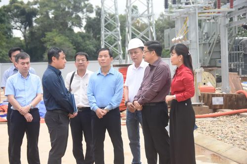 Đồng chí Nguyễn Văn Phương, Bí thư Tỉnh ủy kiểm tra thực địa Nhà máy điện gió LIG Hướng Hóa 1 - Ảnh: Đ.V