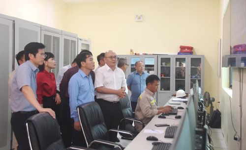 Đồng chí Nguyễn Văn Phương, Bí thư Tỉnh ủy tham quan khu vực vận hành của Nhà máy điện gió Tài Tâm - Ảnh: Đ.V