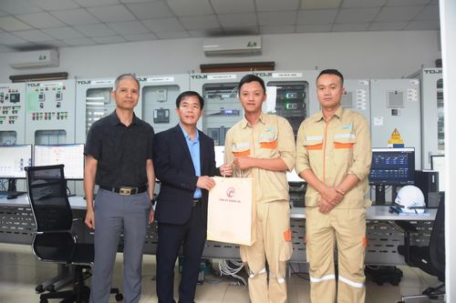 Đồng chí Nguyễn Văn Phương, Bí thư Tỉnh ủy tặng quà động viên cán bộ, nhân viên Nhà máy điện gió Hướng Linh 8 - Ảnh: Đ.V