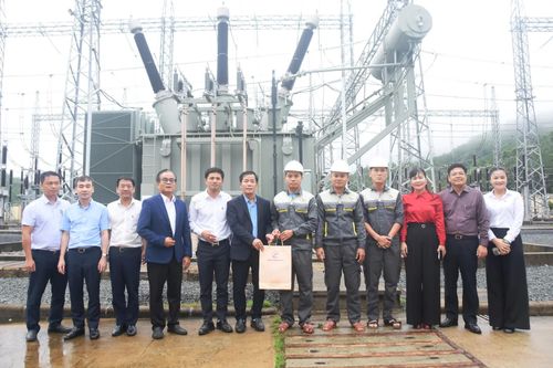 Đồng chí Nguyễn Văn Phương, Bí thư Tỉnh ủy tặng quà động viên cán bộ, nhân viên Nhà máy điện gió Phong Liệu - Ảnh: Đ.V