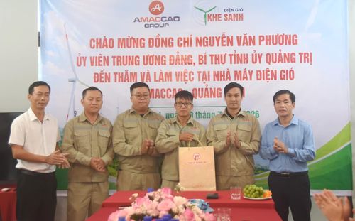 Đồng chí Nguyễn Văn Phương, Bí thư Tỉnh ủy trao quà, động viên cán bộ, nhân viên Nhà máy điện gió AMACCAO - Ảnh: Đ.V