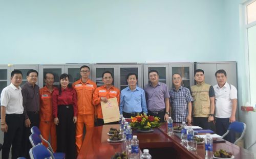 Đồng chí Nguyễn Văn Phương, Bí thư Tỉnh ủy tặng quà động viên cán bộ, nhân viên Nhà máy điện gió Hướng Phùng 1 - Ảnh: Đ.V