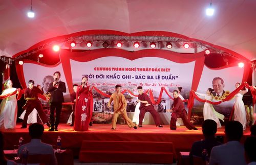 Một tiết mục tại chương trình nghệ thuật đặc biệt với chủ đề “Đời đời khắc ghi-Anh Ba Lê Duẩn” - Ảnh: T.P