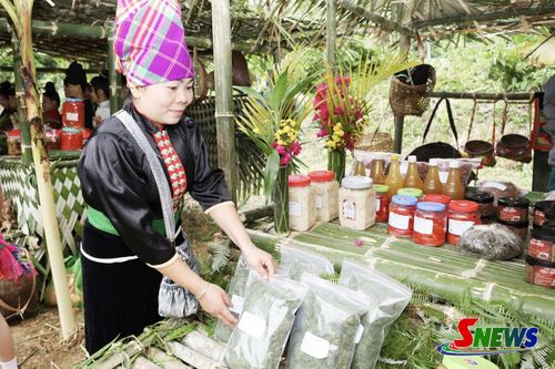 Người dân bày bán rêu khô tại chợ phiên xã Chiềng Lao.