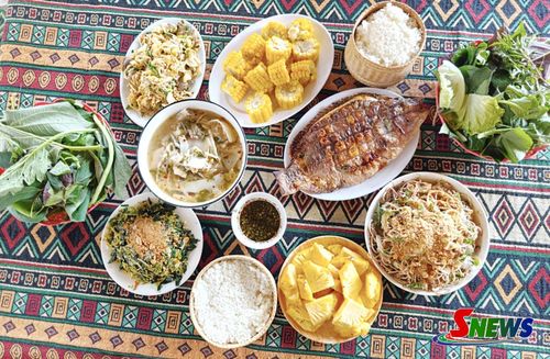 Những món ăn dân tộc tại điểm hồ câu bản Nà Phừm, phường Chiềng Cơi.