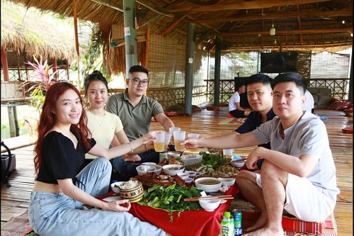 Du khách thưởng thức ẩm thực tại hồ câu Ông Ngọc, bản Ỏ Tra, xã Chiềng Mung.