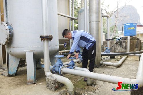 Kiểm tra bể lọc, bảo đảm chất lượng nước trước khi cấp cho người dân tai Trạm cấp nước Chiềng Xôm, phường Chiềng An.