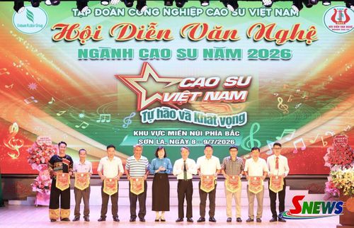 Ban tổ chức trao cờ lưu niệm cho các đoàn nghệ thuật.