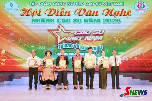 Trao giải bạc cho các tiết mục.