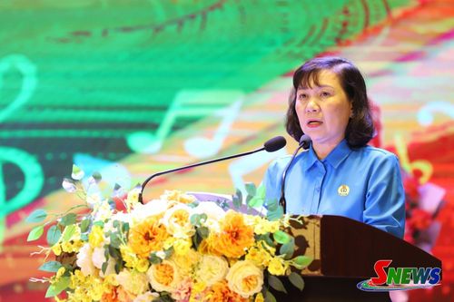 Chủ tịch Công đoàn Cao su Việt Nam Huỳnh Thị Cẩm Hồng phát biểu tại hội diễn.