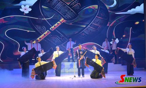 Tiết mục tấu sáo "Chiếc khăn piêu" của đoàn nghệ thuật Công ty Cổ phần Cao su Sơn La.