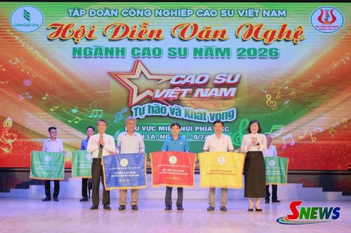 Ban tổ chức trao giải nhất, nhì ba, cho các đoàn nghệ thuật.