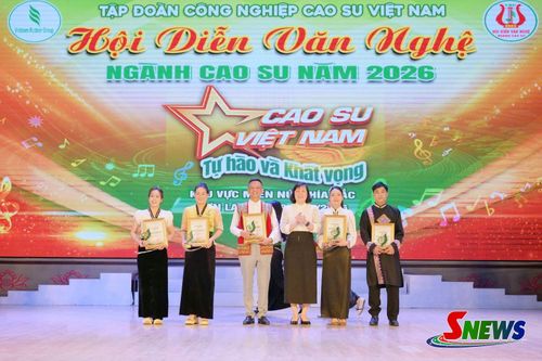 Ban tổ chức trao giải vàng cho các tiết mục xuất sắc.