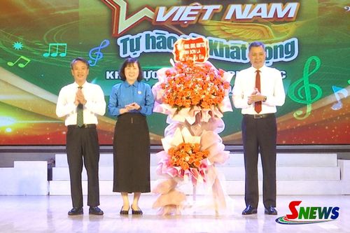 Đồng chí Phó Chủ tịch UBND tỉnh tặng hoa chúc mừng.