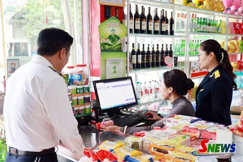 Công chức Thuế cơ sở 2 hướng dẫn hộ kinh doanh xã Mai Sơn nộp thuế điện tử.