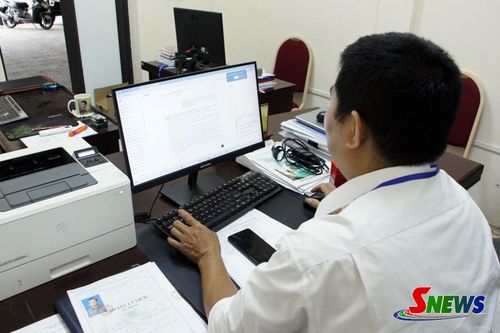 Cán bộ Trung tâm dịch vụ tổng hợp phường Chiềng Sinh ứng dụng AI trong xử lý văn bản.