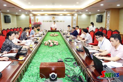 Đồng chí Đặng Ngọc Hậu làm việc với các đơn vị liên quan về tháo gỡ khó khăn, vướng mắc các dự án đầu tư.