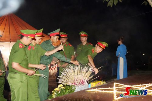 Đoàn viên, thanh niên dâng hương tại Nghĩa trang Liệt sĩ, Nhà tù Sơn La.