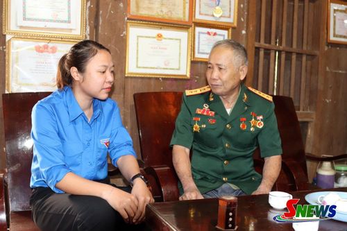 Đoàn thanh niên xã Sốp Cộp đến thăm và tặng quà cho gia đình người có công.