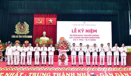 Lãnh đạo Công an tỉnh tặng hoa chúc mừng các đơn vị nghiệp vụ an ninh nhân dịp kỷ niệm 80 năm Ngày truyền thống lực lượng An ninh Nhân dân (12/7/1946 - 12/7/2026).