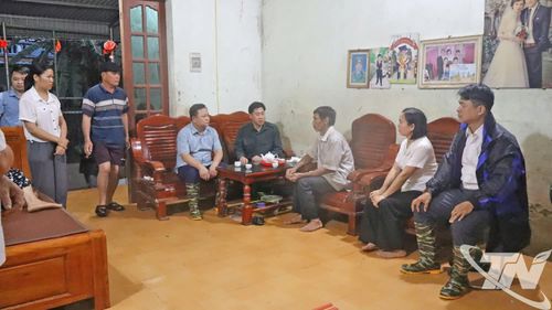 Đại diện xã Phú Đình đến động viên, chia buồn cùng gia đình nạn nhân.