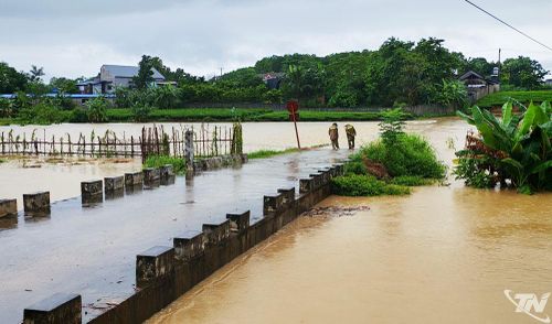 Nhiều tuyến giao thông trên địa bàn xã Phú Lạc bị chia cắt do nước dâng cao.