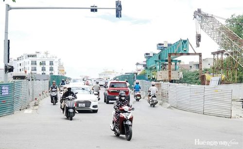 Trước kiến nghị của cử tri, thành phố đã chấm dứt hợp đồng với nhà thầu cũ do không đáp ứng yêu cầu đối với Dự án mở rộng cầu Vỹ Dạ