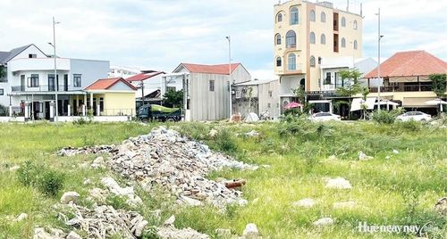 Rác thải xây dựng đổ không đúng quy định tại dải phân cách đường Võ Nguyên Giáp (phường Vỹ Dạ, thành phố Huế) 