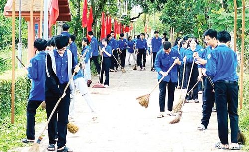  Đoàn viên, thanh niên ra quân dọn dẹp vệ sinh môi trường 