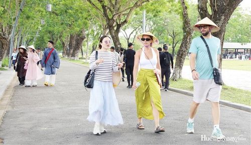  Du khách tham quan Huế