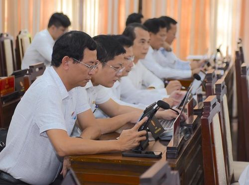 Các đại biểu nghiên cứu tờ trình tại kỳ họp 