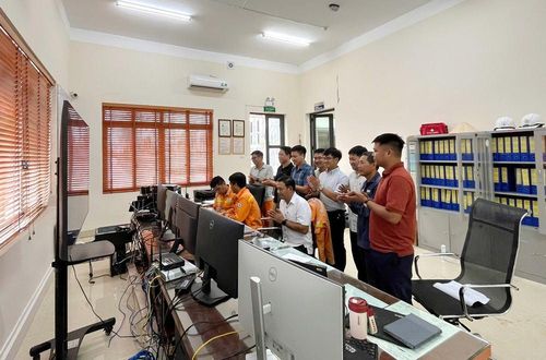Các đơn vị tham gia dự án chứng kiến thời khắc đóng điện Nâng công suất máy biến áp AT2 Trạm biến áp 220kV Tuyên Quang thành công