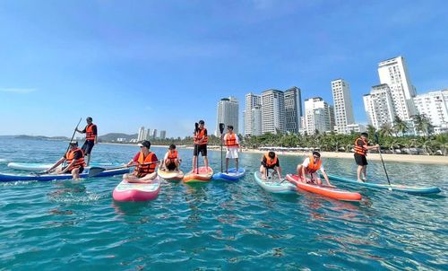 Các hoạt động thể thao biển thu hút đông đảo vận động viên, góp phần quảng bá du lịch địa phương.