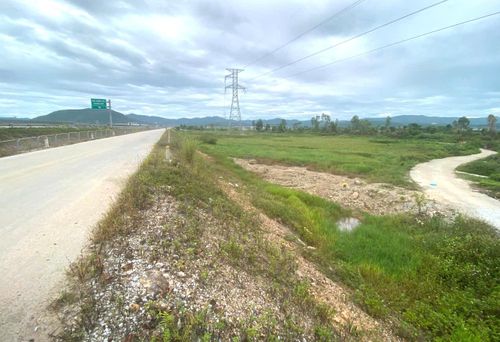 Diện tích đất bỏ hoang ở xóm Nho Lâm sẽ được đưa vào mở rộng nghĩa trang nhân dân.