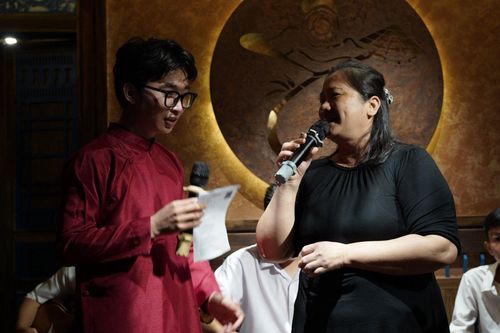 Khán giả trải nghiệm và giao lưu Đờn ca tài tử cùng các thành viên Ban đờn ca Đó Đây. Ảnh: Fanpage Ban đờn ca Đó Đây.